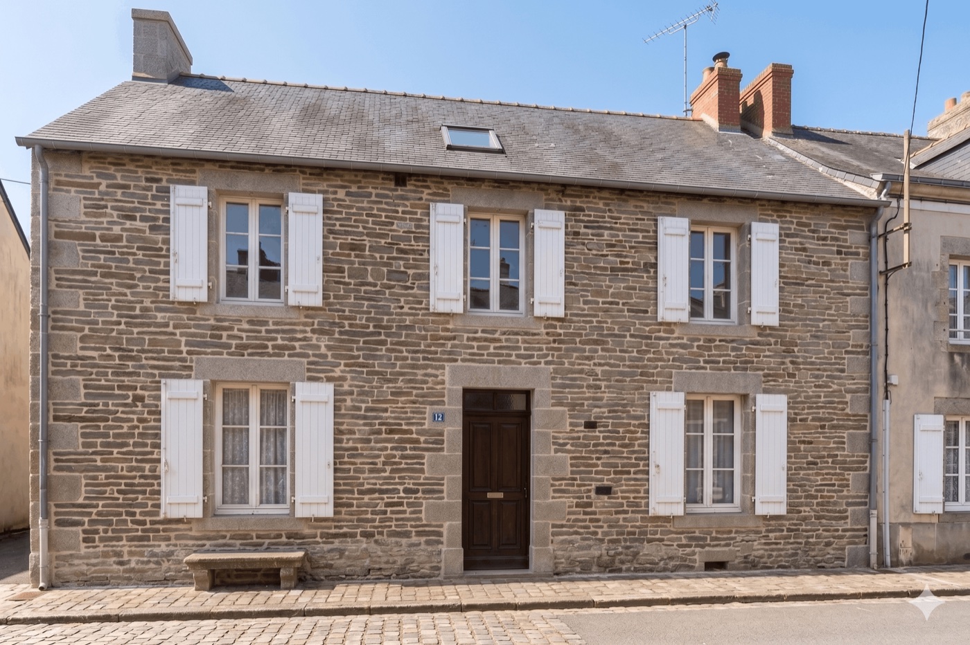 Après ravalement façade maison en schiste à Ernée
