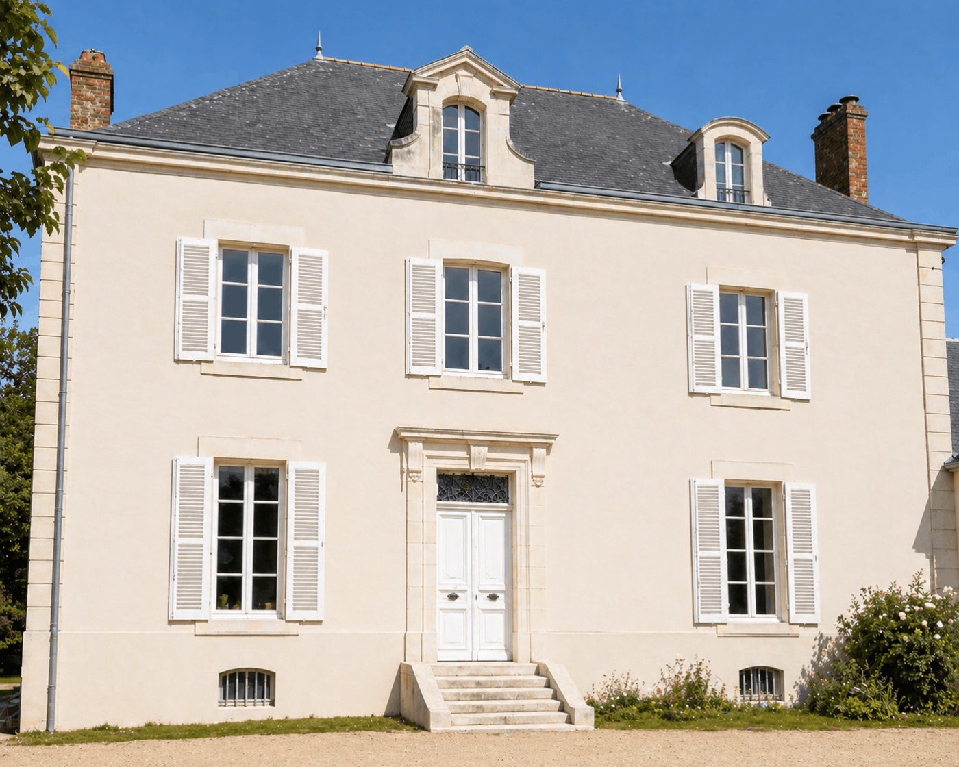 Après ravalement façade maison bourgeoise à Évron